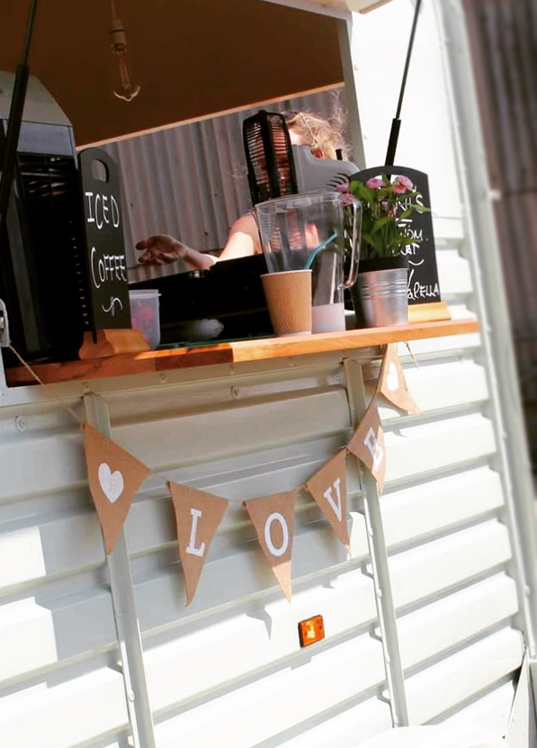 vintage-horse-box-catering-unit-with-bunting